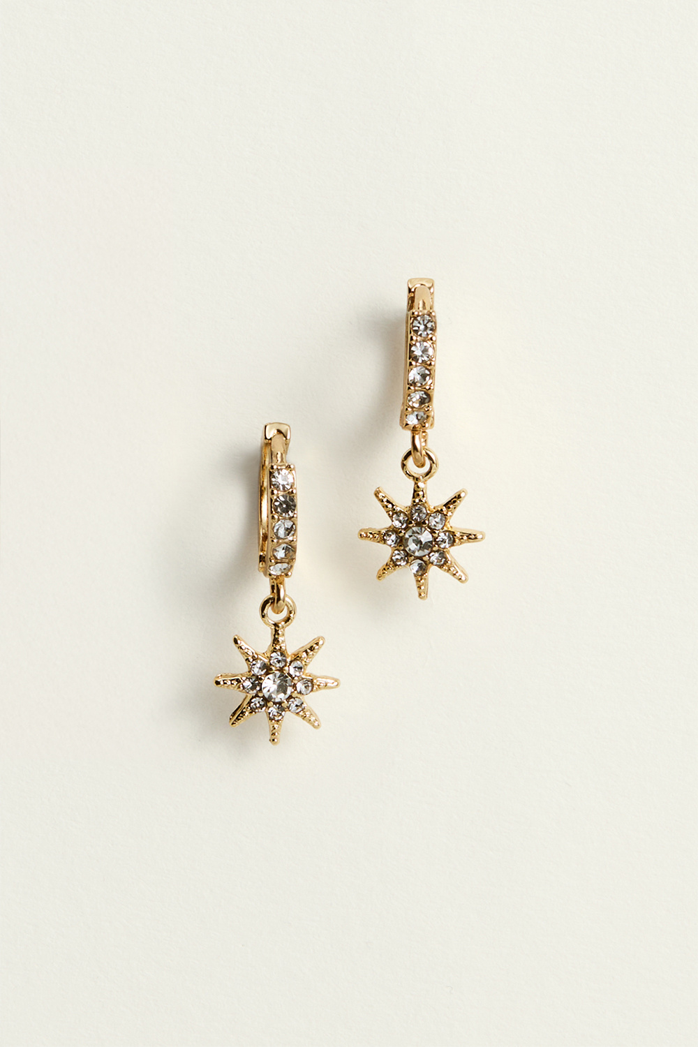 Øreringer med stjerneformede anheng og glassteiner