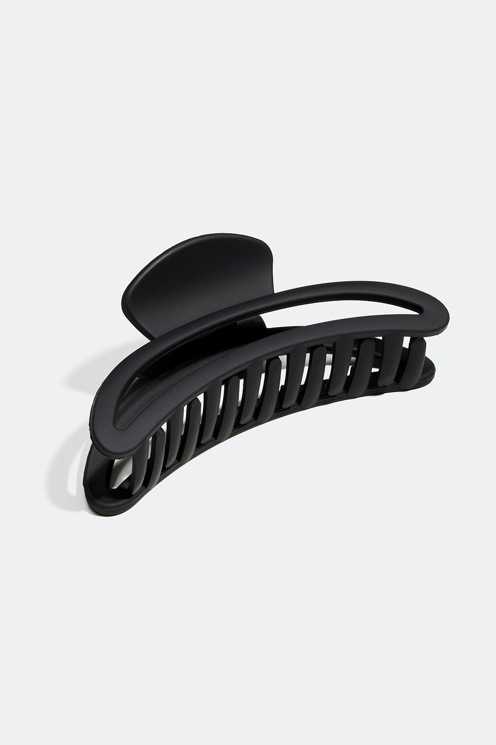 Avlang svart hårklemme med utskåret detalj