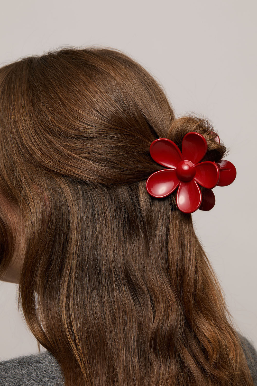 Rød blomsterformet hårklemme