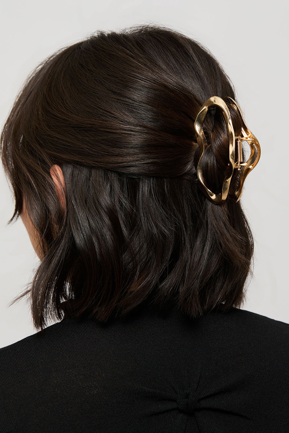 Stor, gyllen hårklemme med organisk fasong