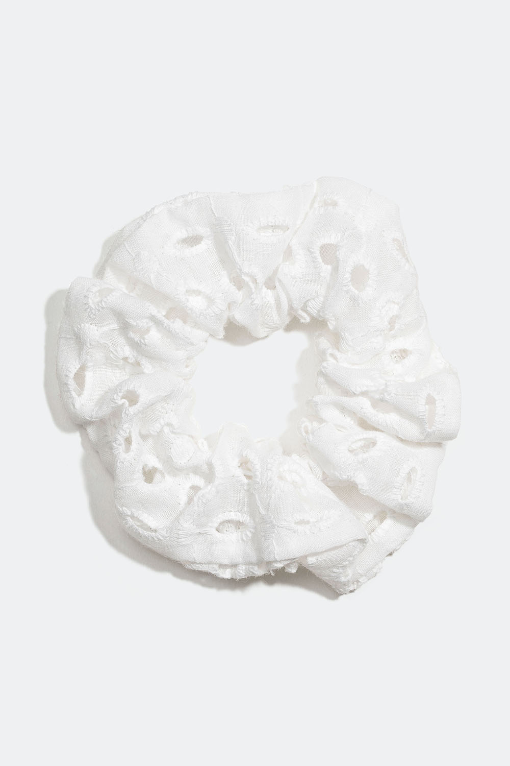 Hvit scrunchie med brodert mønster