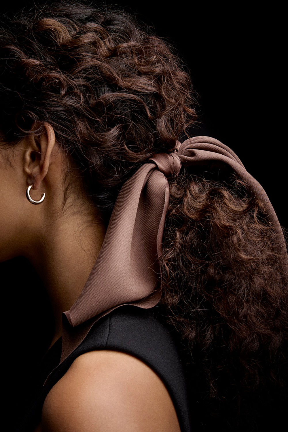 Brun scrunchie med sløyfehale