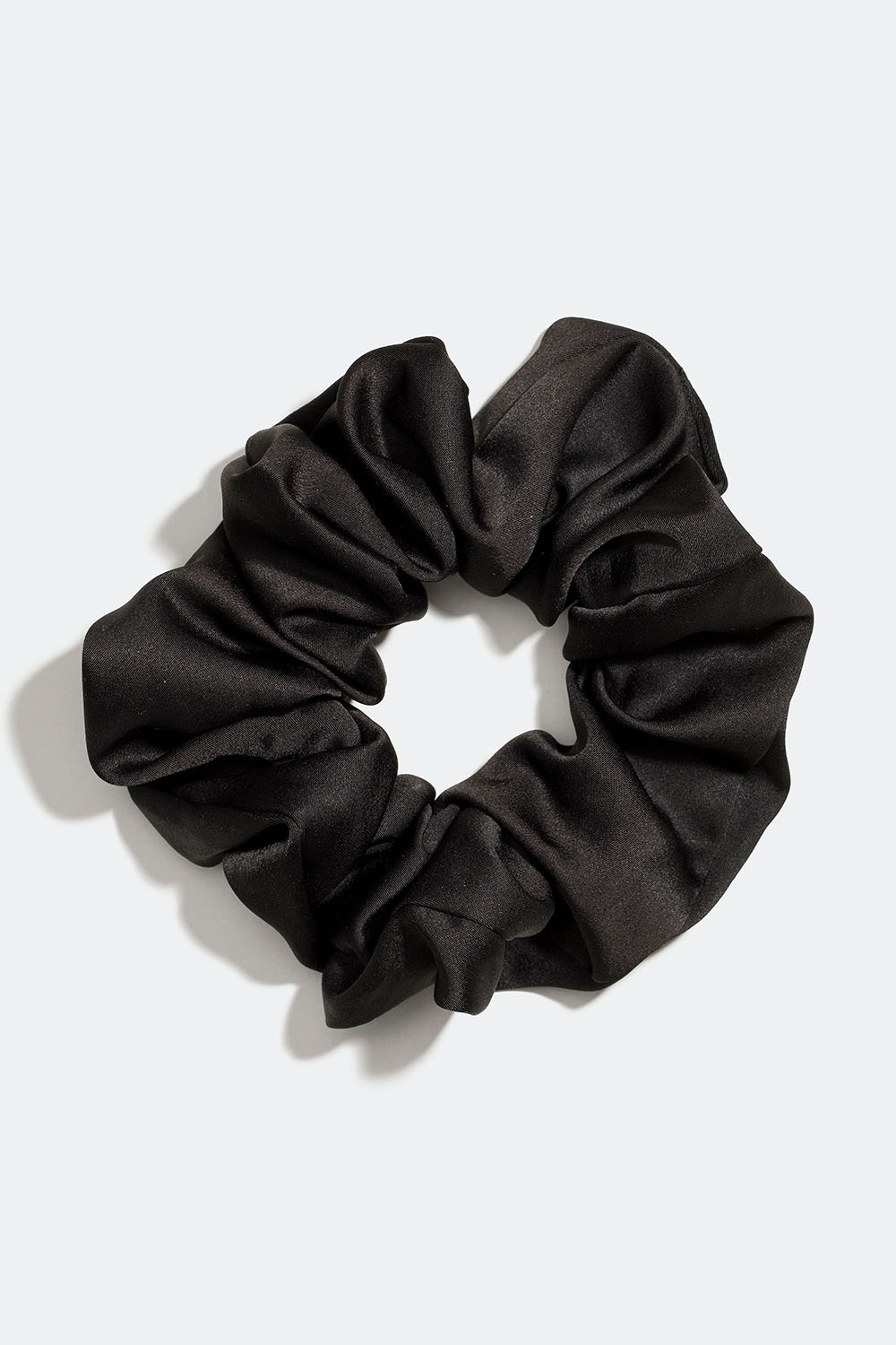 Svart scrunchie i kunstsilke