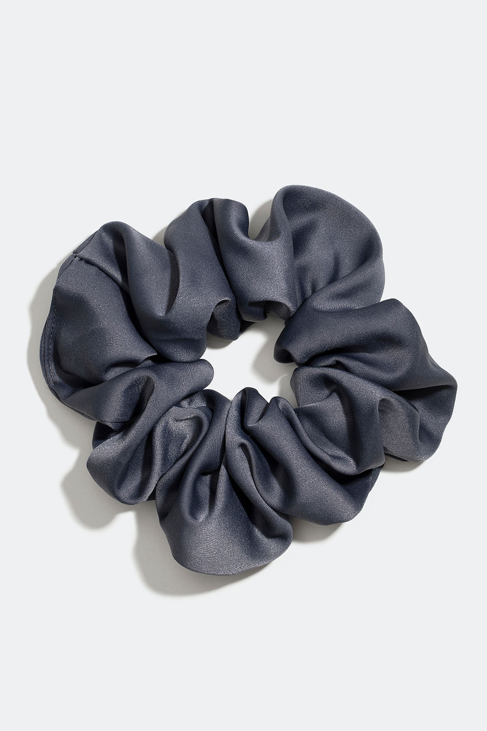 Grå scrunchie i kunstsilke