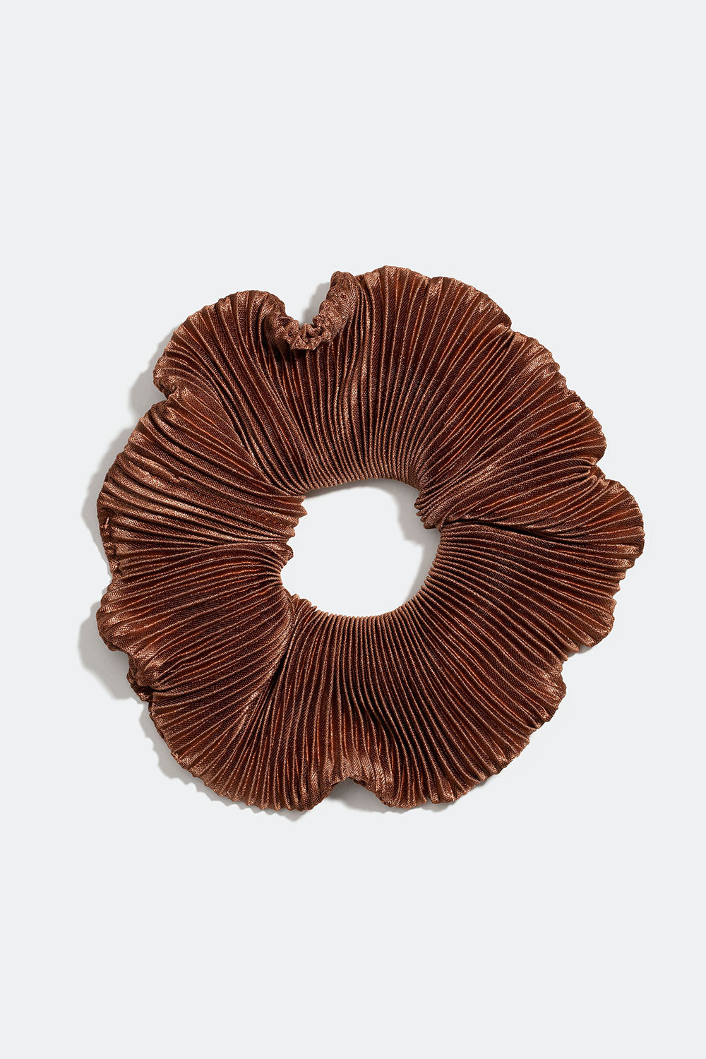 Brun scrunchie i plissert kunstsilke