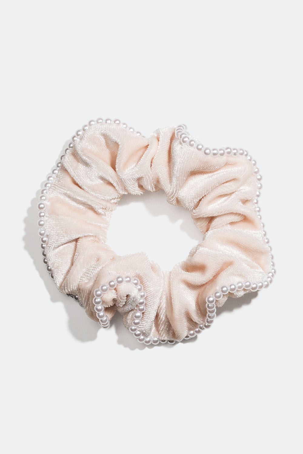 Beige scrunchie i imitert fløyel med hvite perler