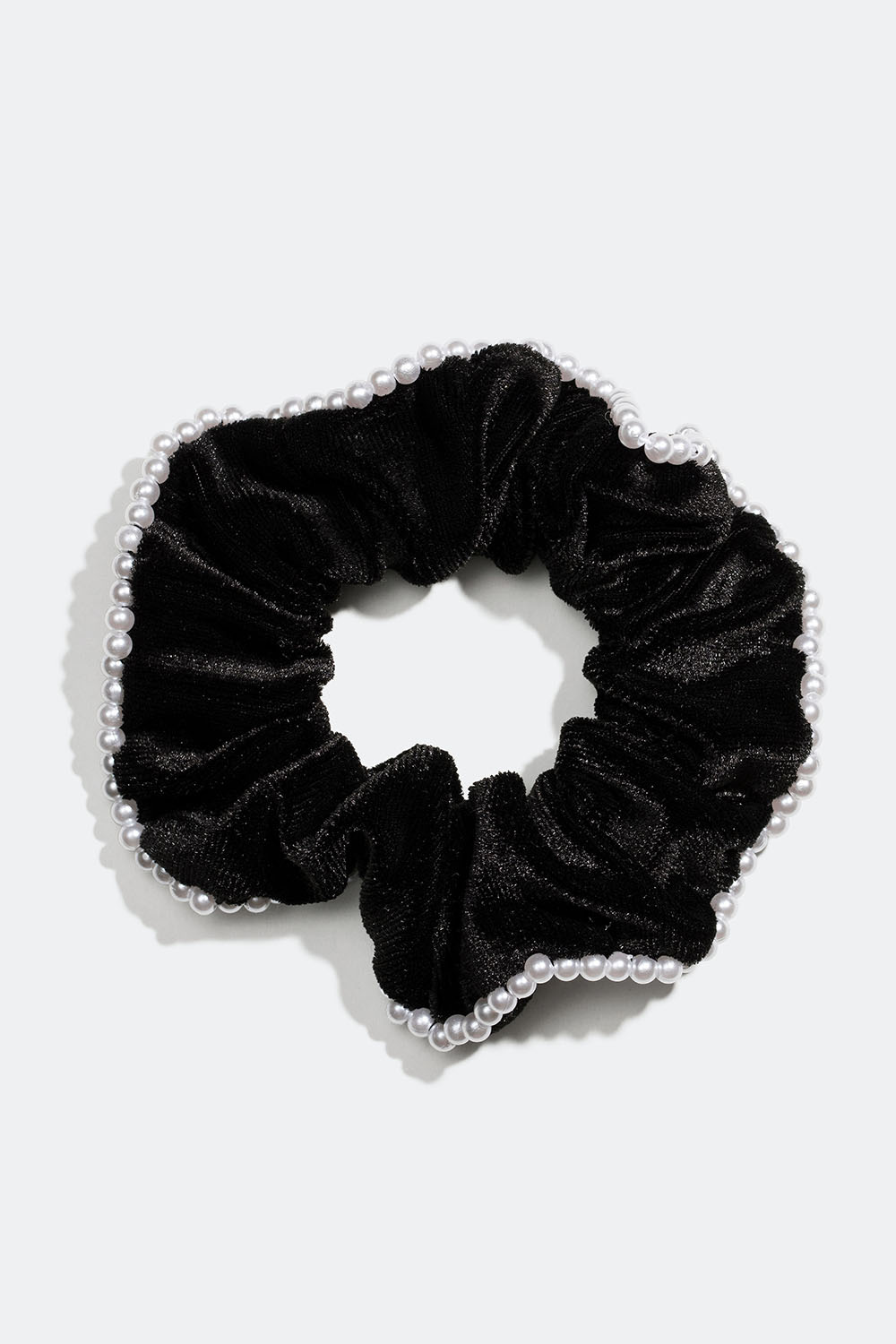 Svart scrunchie i imitert fløyel med hvite perler