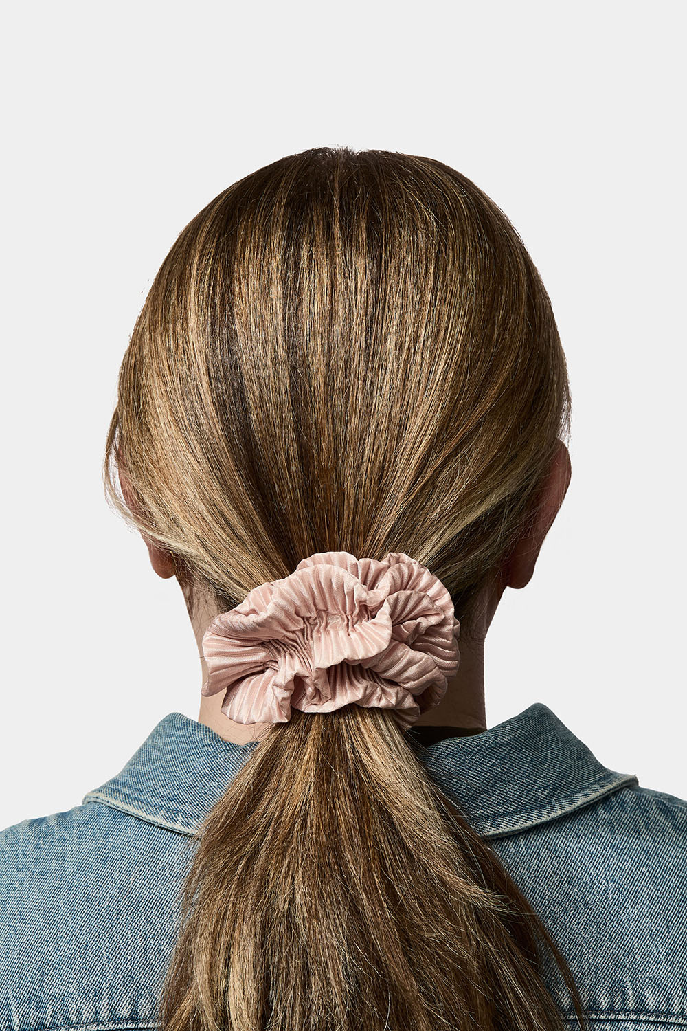 Rosa, plissert scrunchie med volanger