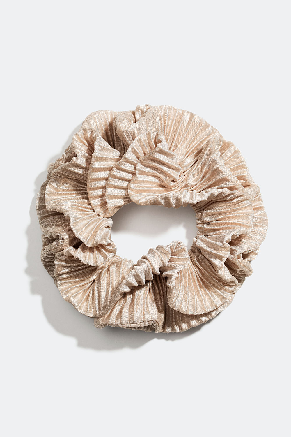 Beige scrunchie med volanger i plissert kunstsilke