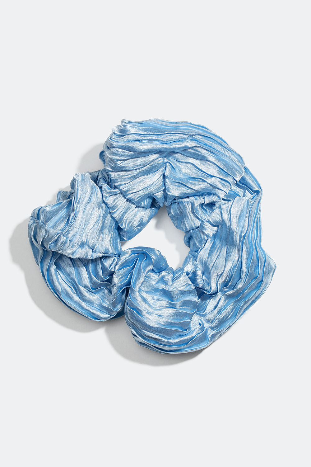 Stor, blå scrunchie i plissert stoff