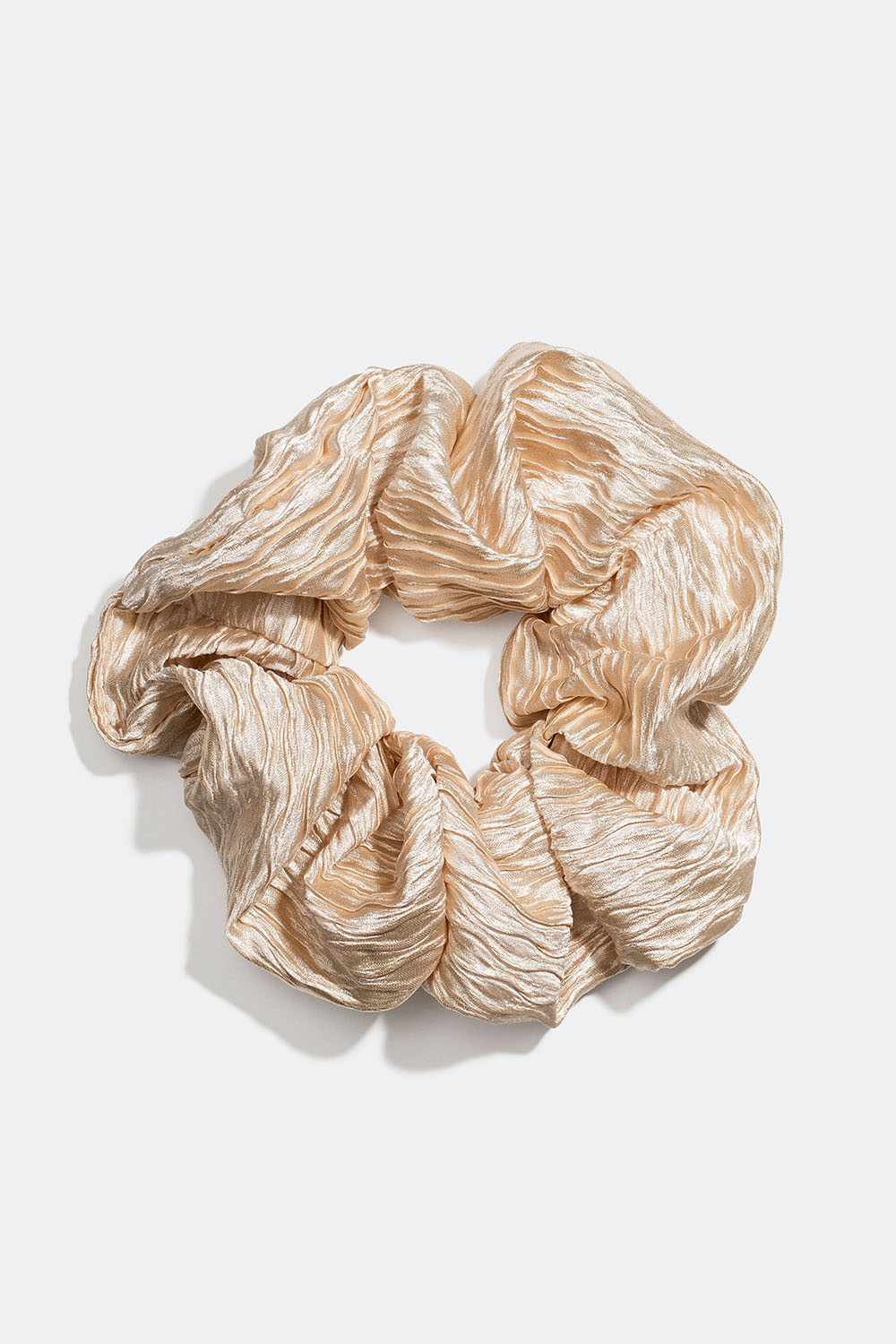 Stor, beige scrunchie i plissert stoff