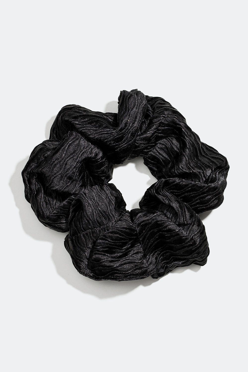 Stor svart scrunchie i plissert stoff