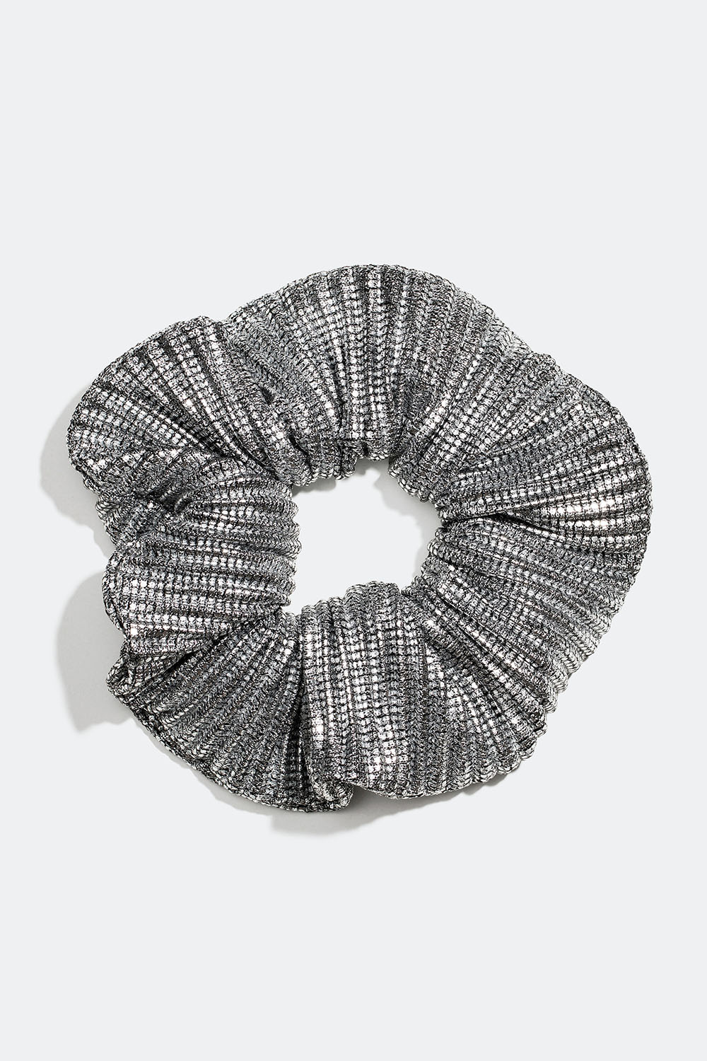 Plissert scrunchie i sølvaktig metall