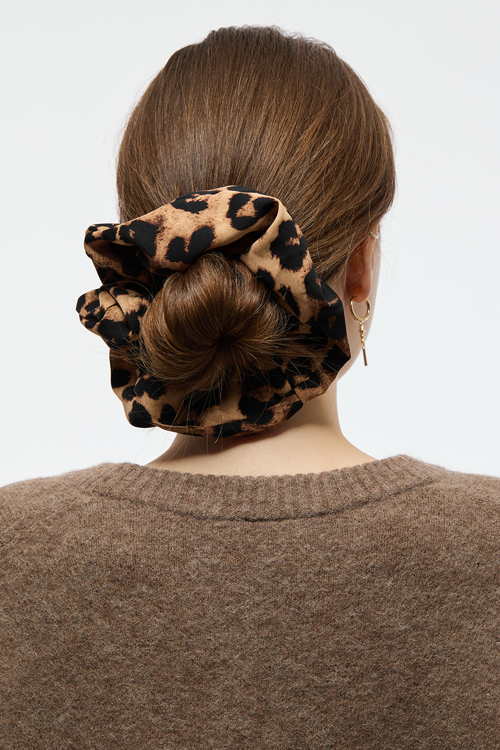Stor scrunchie med leopardmønster