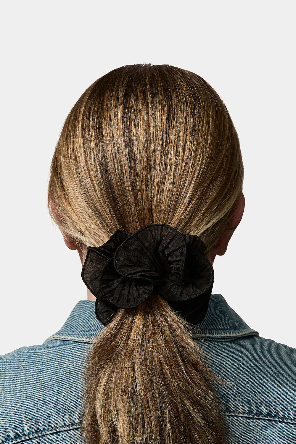 Svart scrunchie i plissert organza