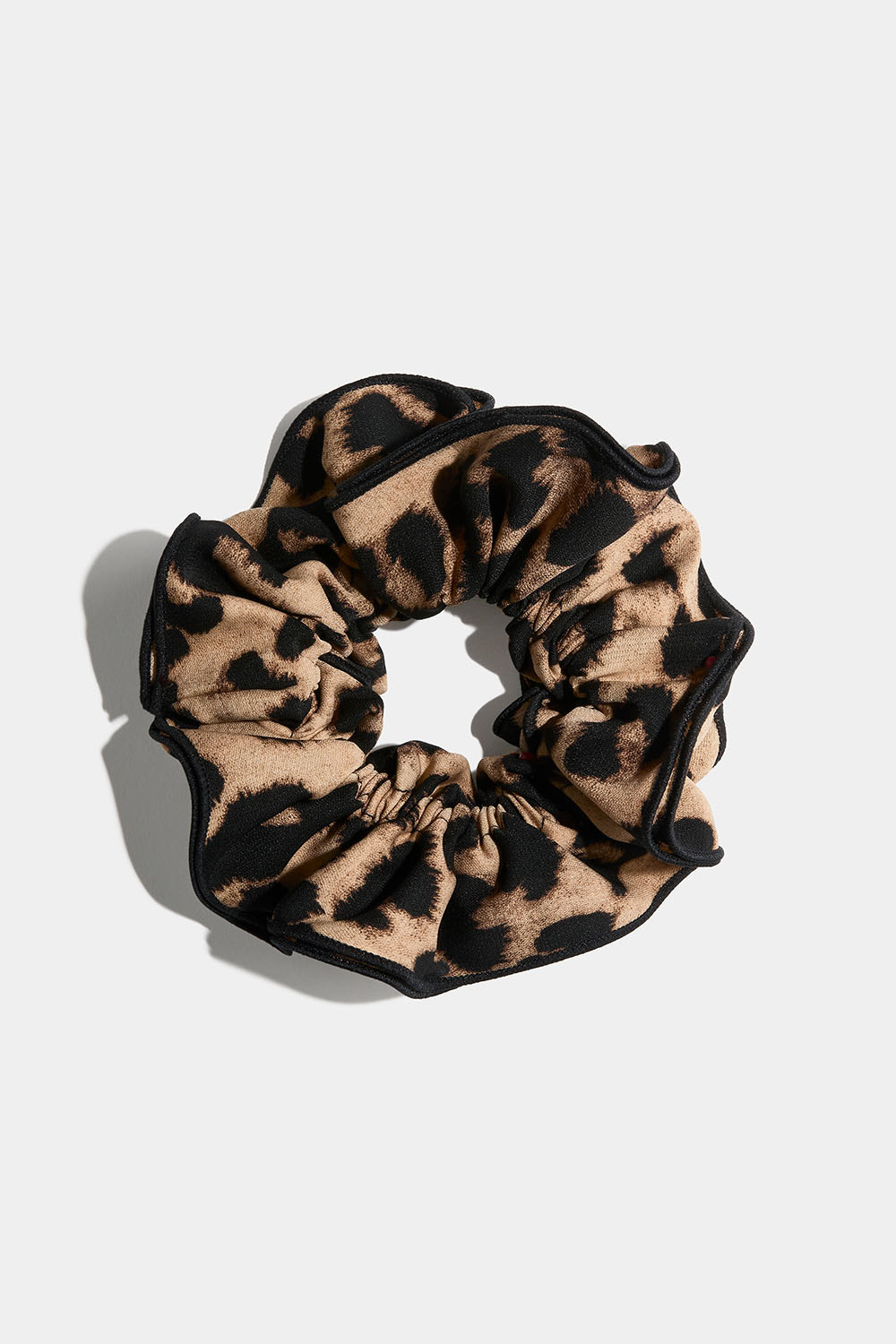 Stor scrunchie i leopardmønster med svart kant