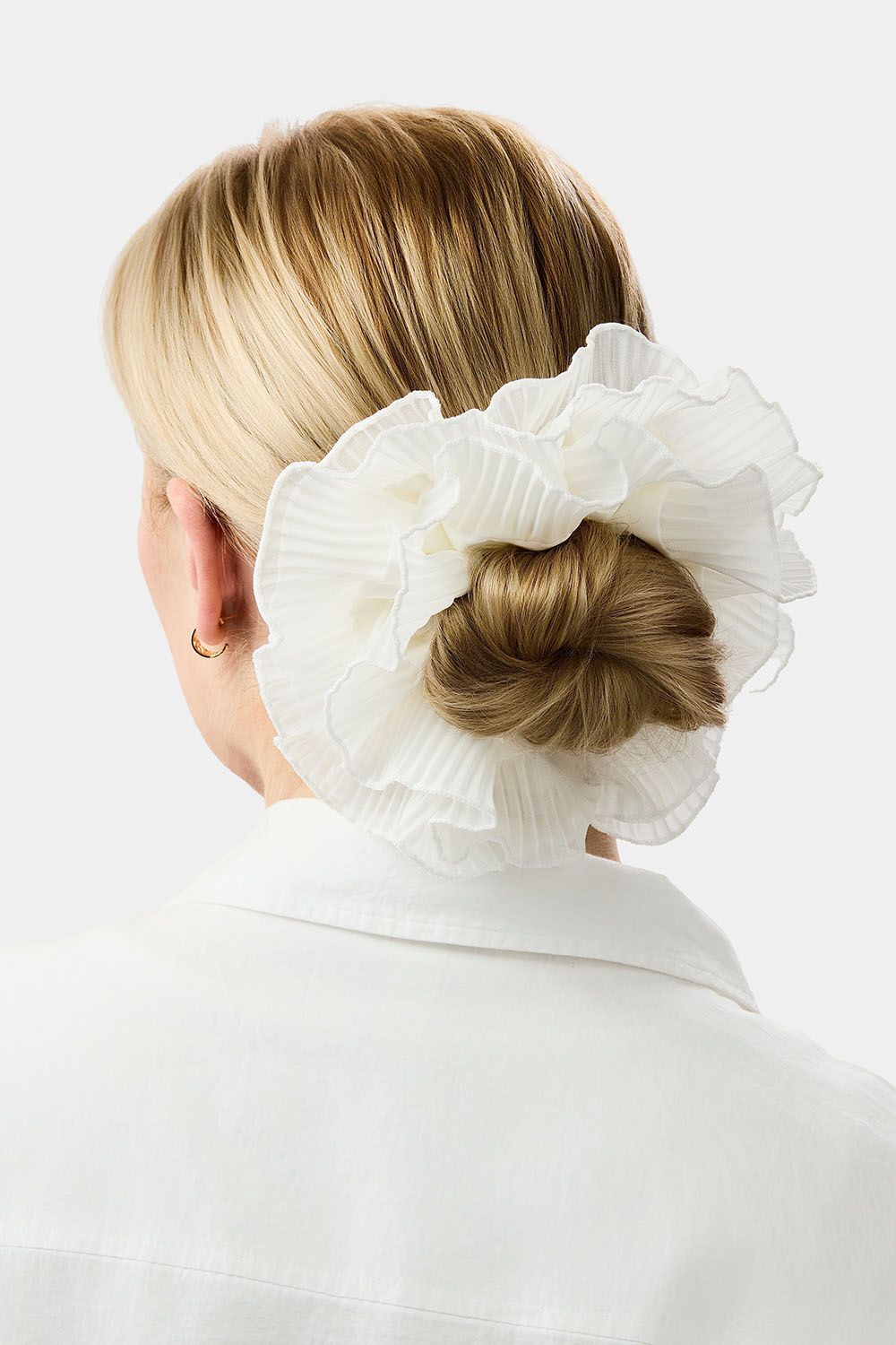 Hvit, voluminøs scrunchie