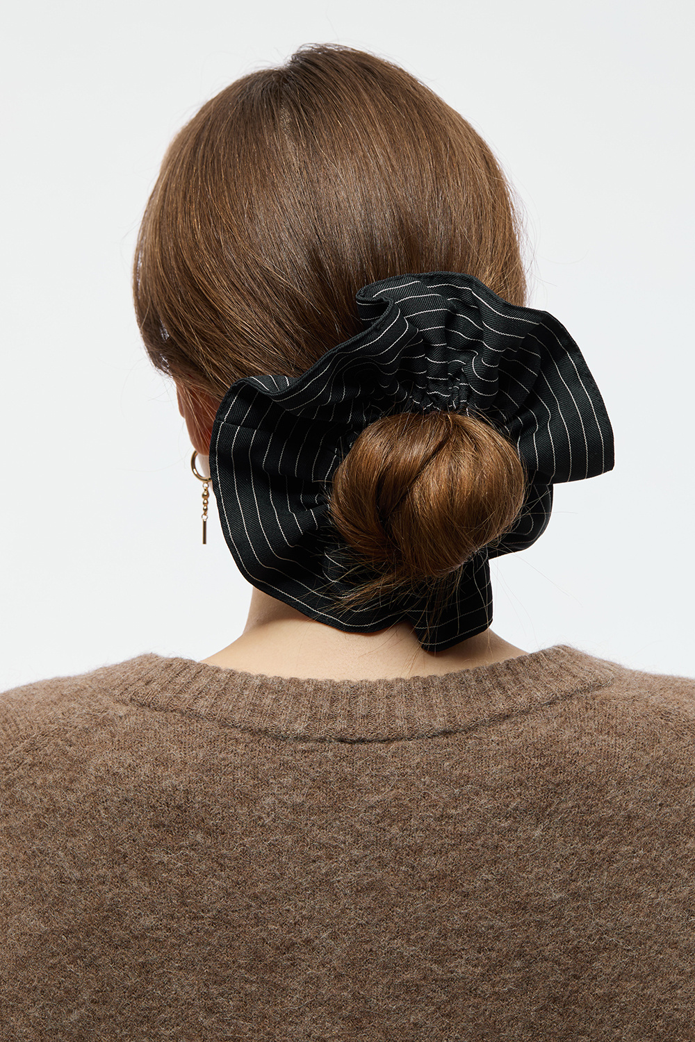 Stor nålestripet scrunchie