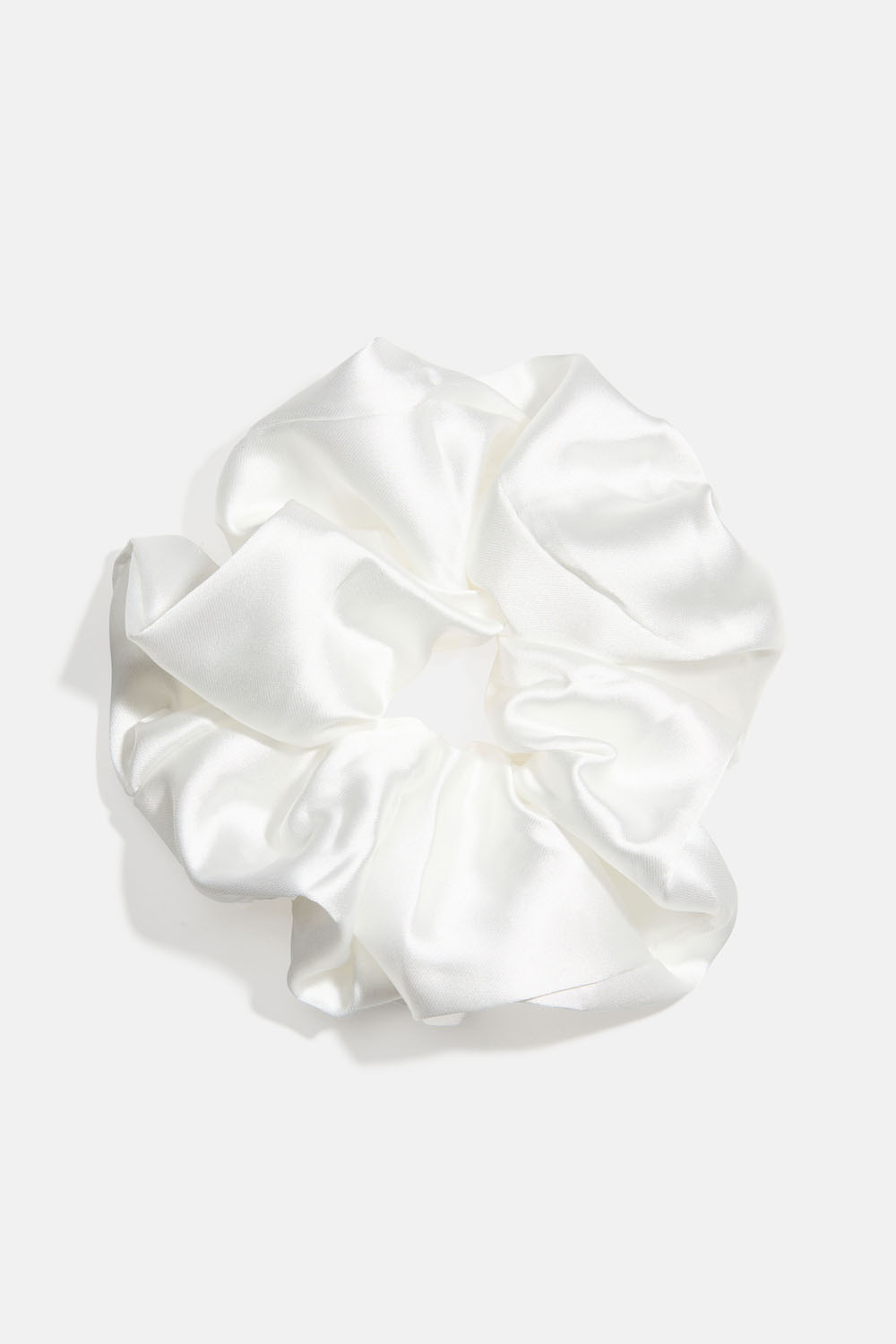 Hvit scrunchie i blankt stoff