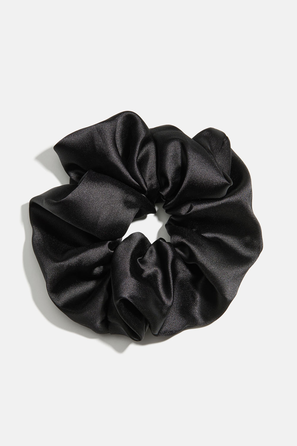 Svarte scrunchie i blankt stoff