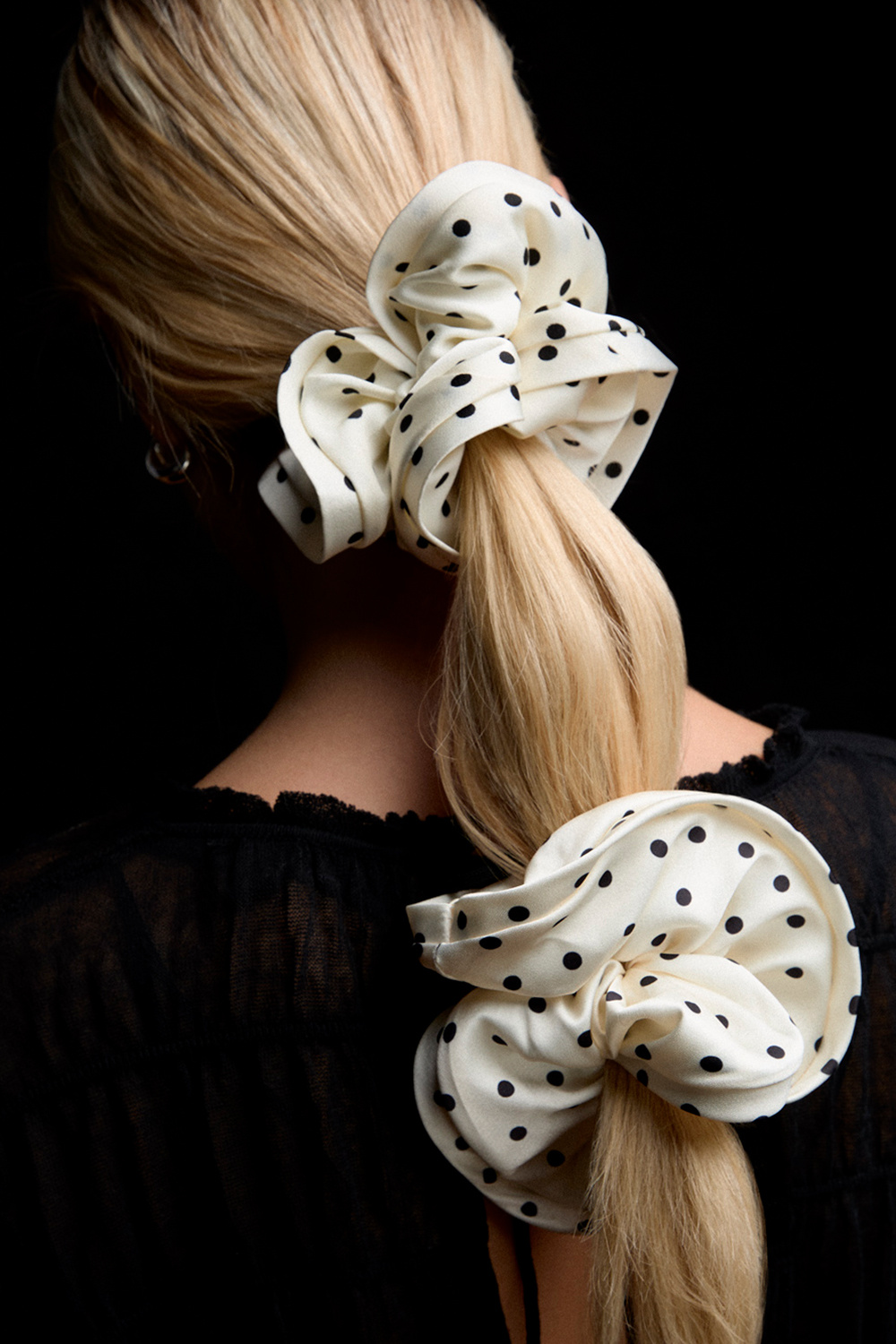 Stor hvit scrunchie i silkeimitasjon med prikker