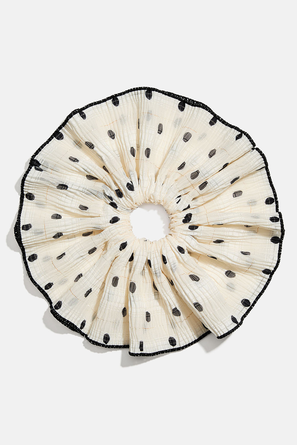 Stor hvit scrunchie med svarte prikker og kant