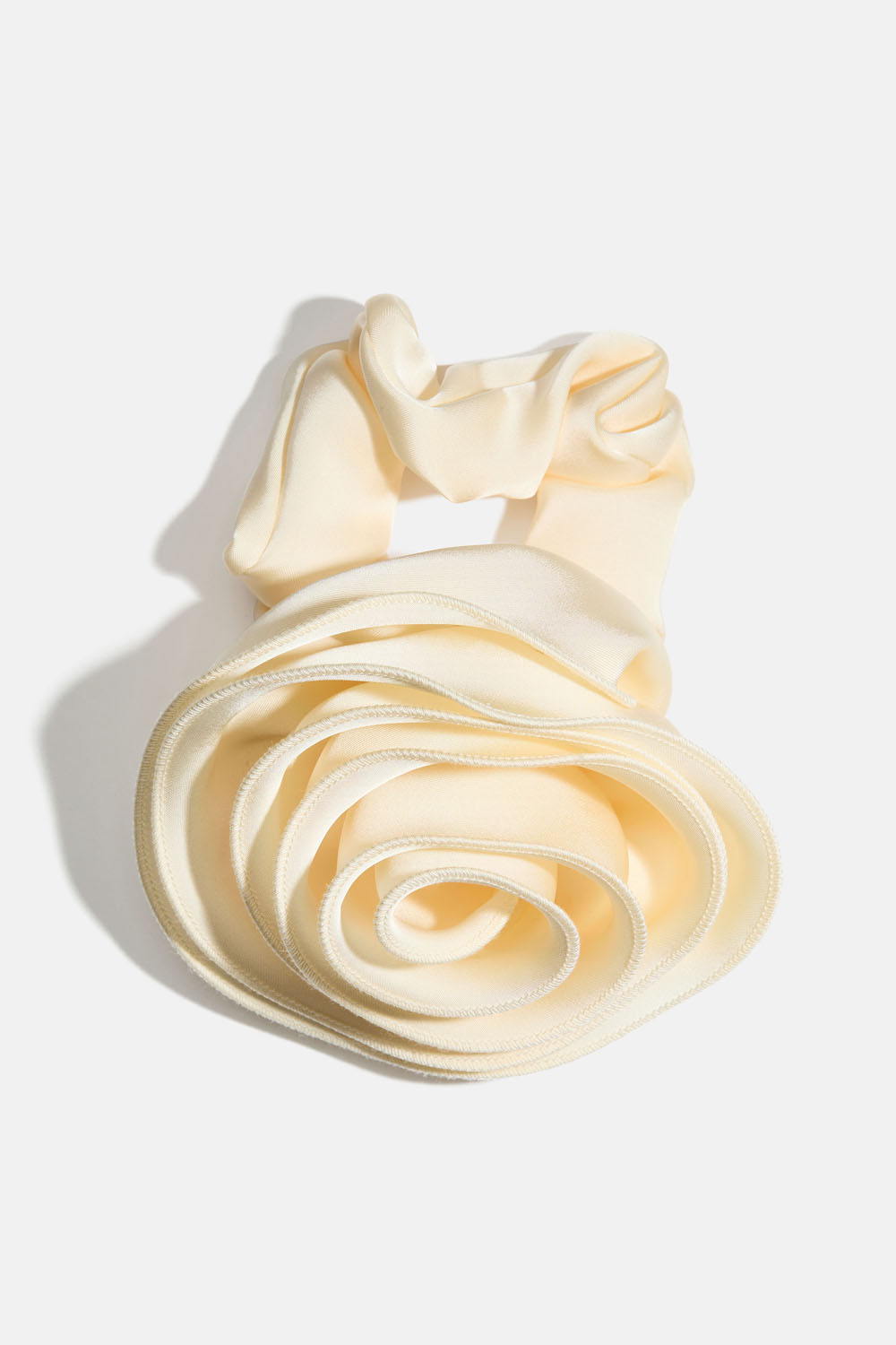 Hvit scrunchie med stor rose
