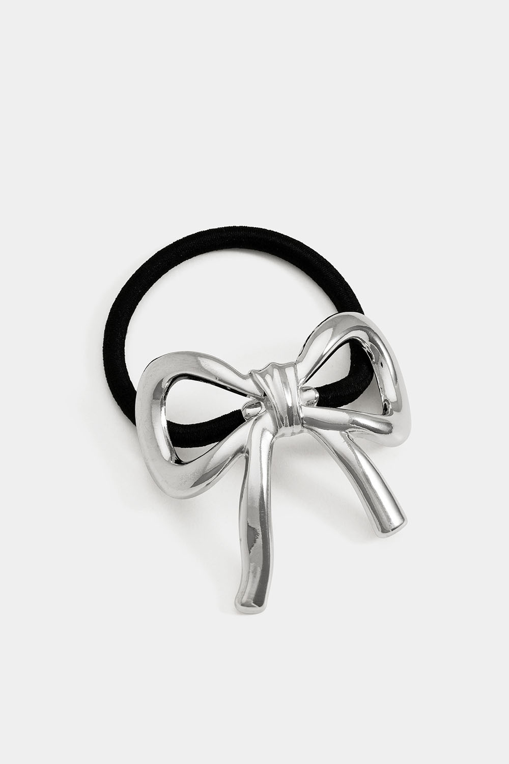 Hårstrikk med metallsløyfe