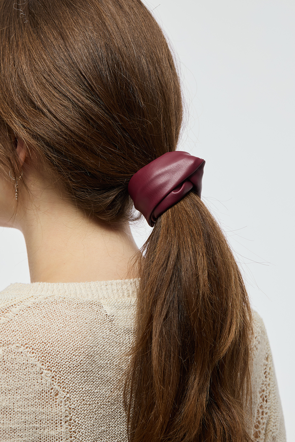 Burgunderrød duskdekorasjon med knute