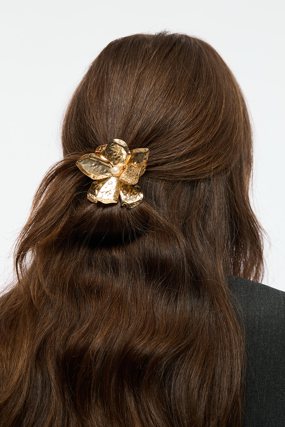 Hårstrikk med metallblomst