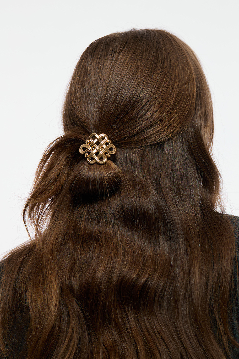 Hårstrikk med gyllen metallpynt