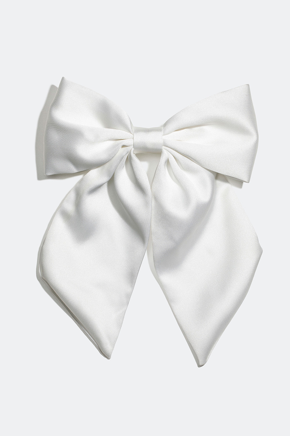 Hårspenne med sløyfe i hvit silkeimitasjon.