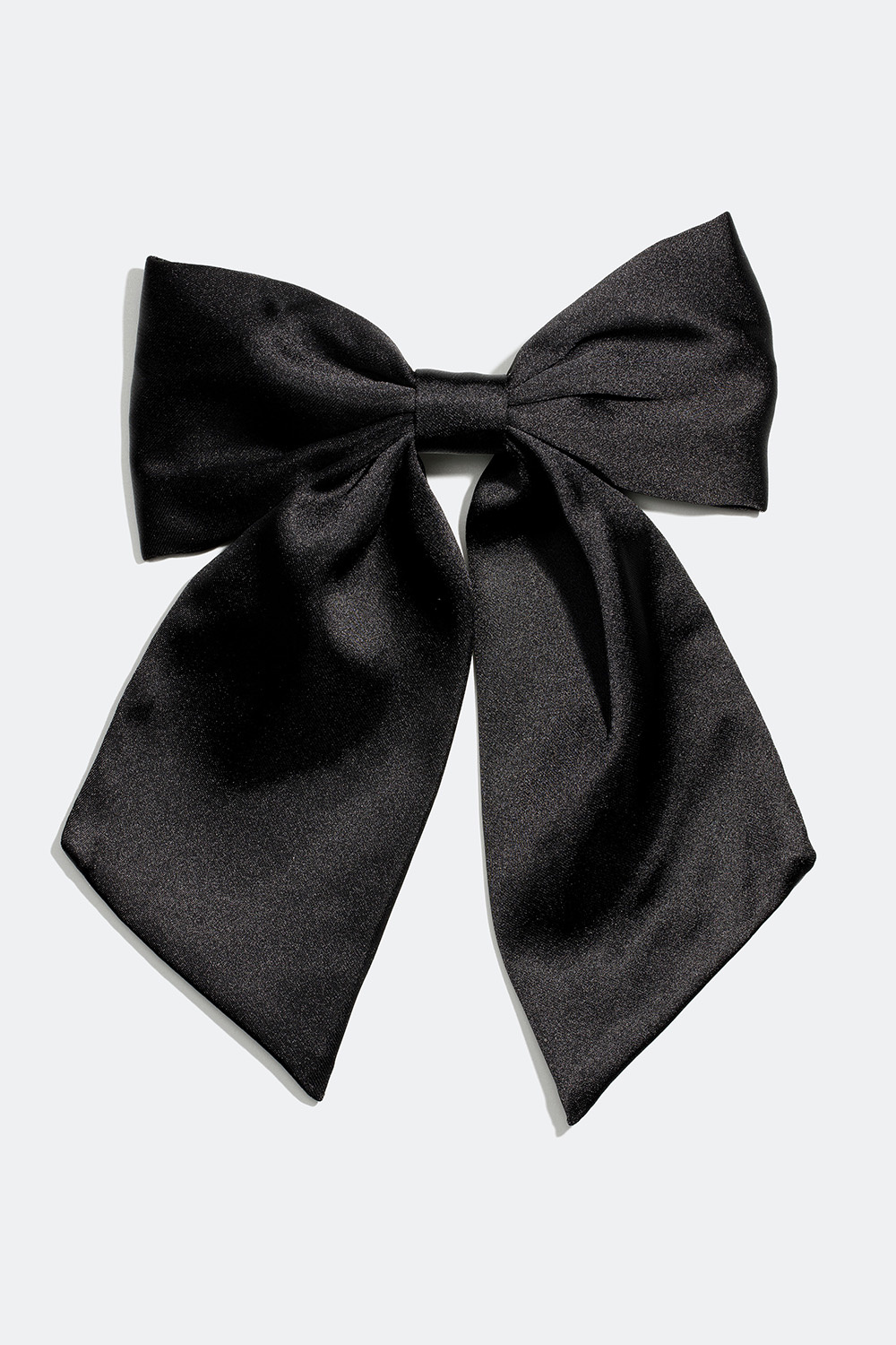 Hårspenne med sløyfe i svart silkeimitasjon.