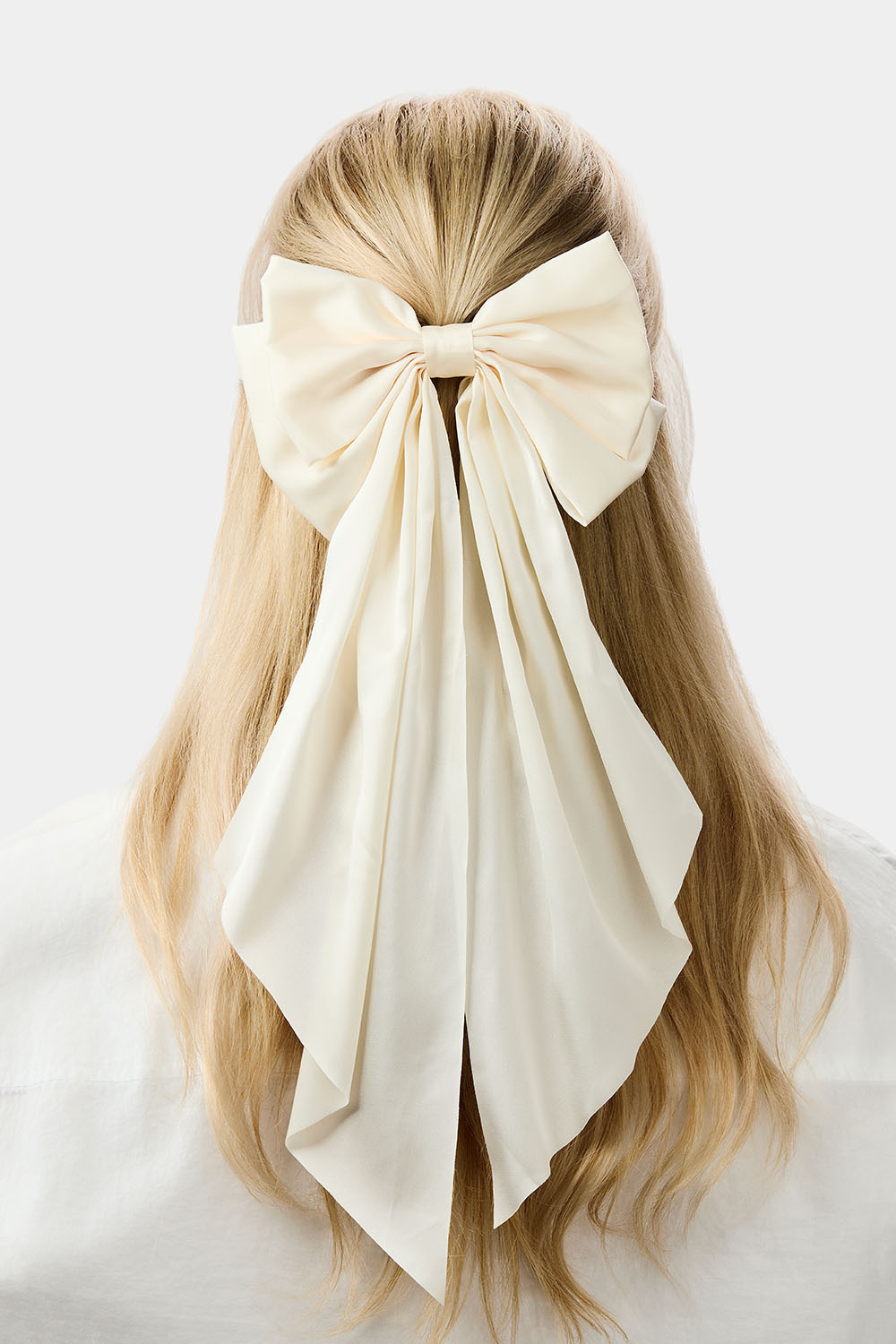 Hårspenne med stor, hvit sløyfe i silkeimitasjon