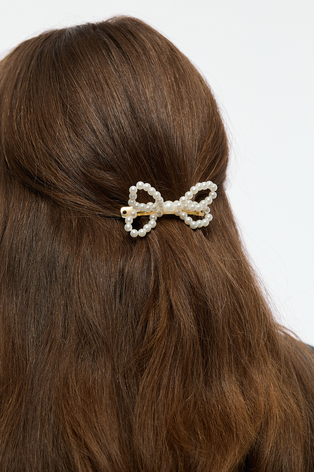 Hårspenne med sløyfe og hvite perler