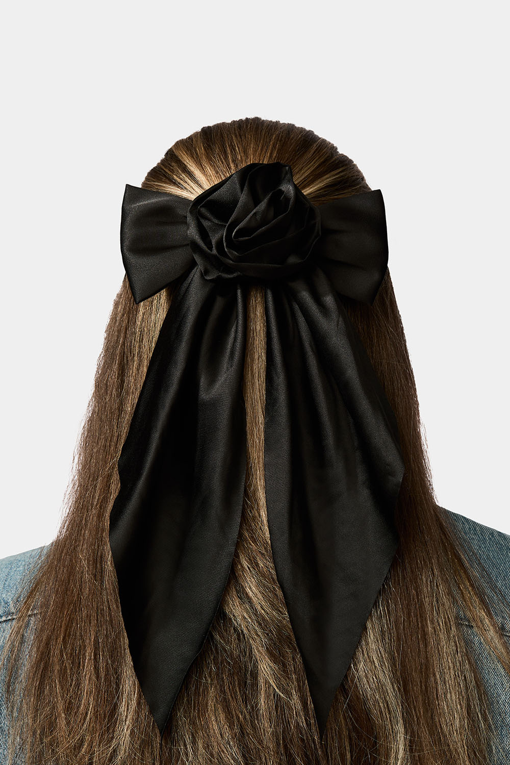 Hårspenne med svart sløyfe og rose