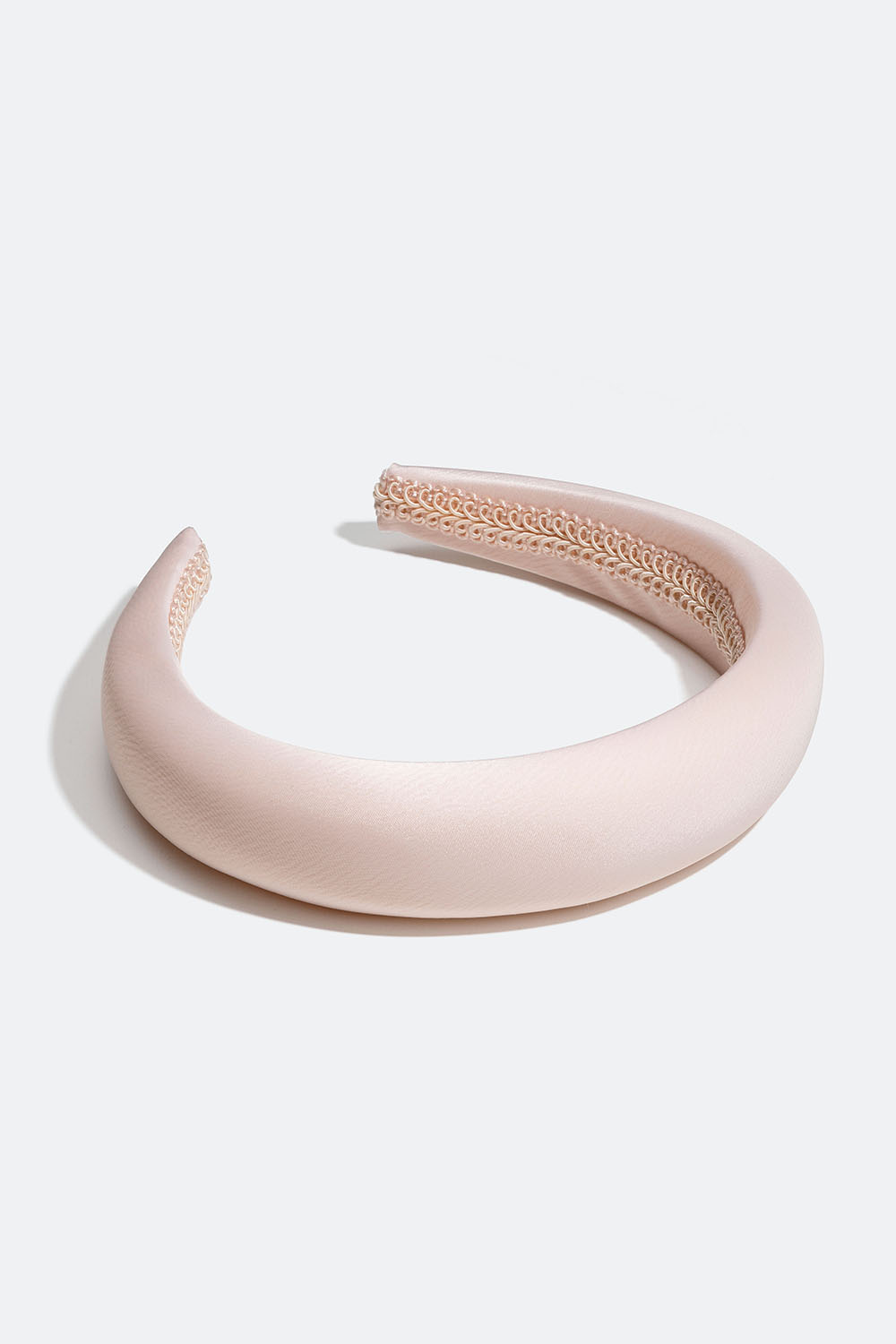 Beige hårbøyle i vattert design