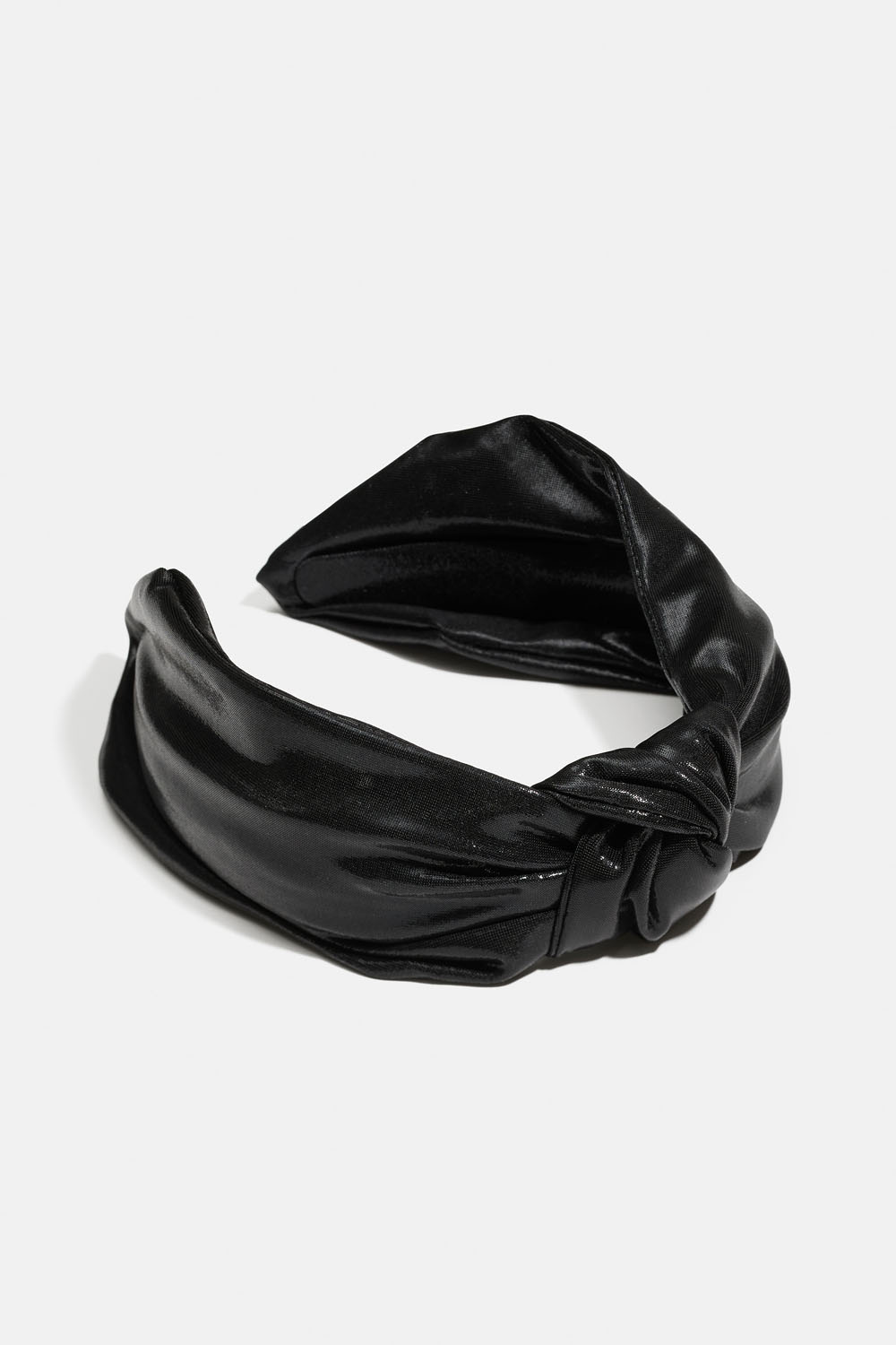 Hårbøyle med knute i skimrende stoff.