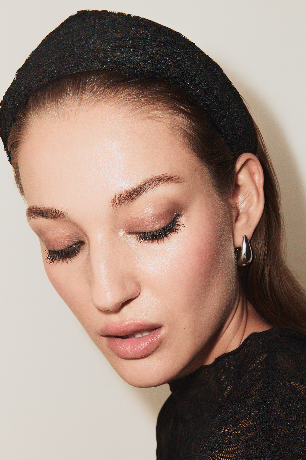 Bred svart blondetiara