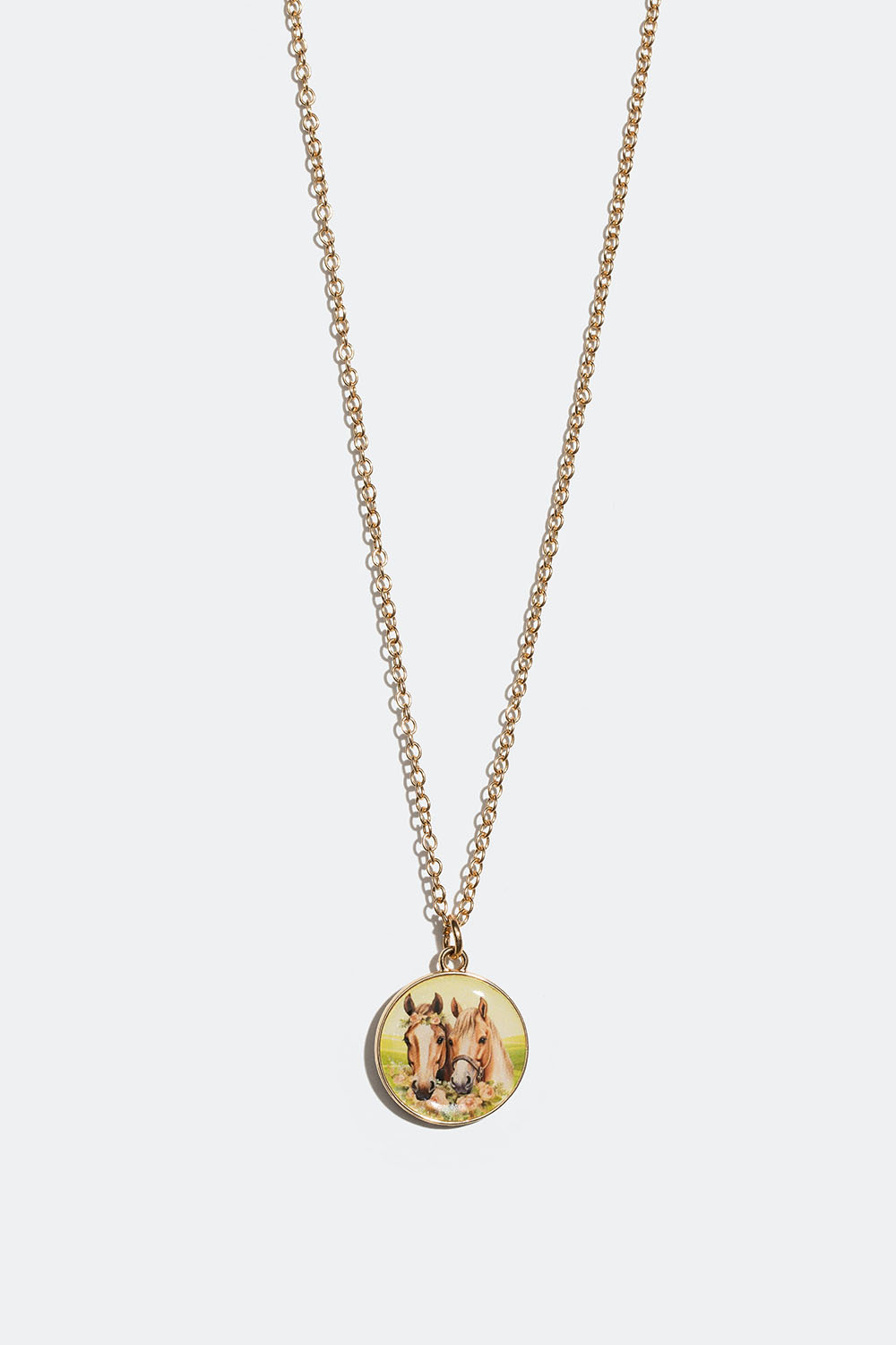 Halskjede med rundt anheng med hester