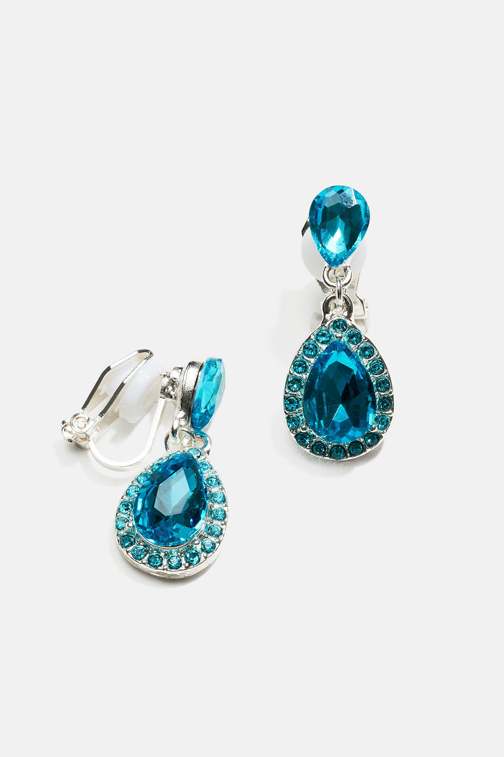 Klipsøredobber med blå, dråpeformede stener