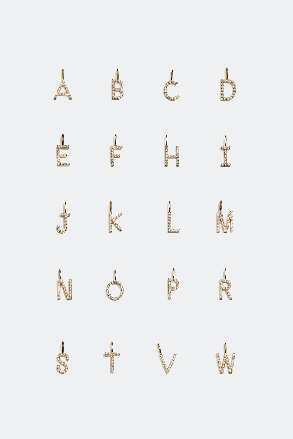 Gullbelagt anheng med bokstaver av strass