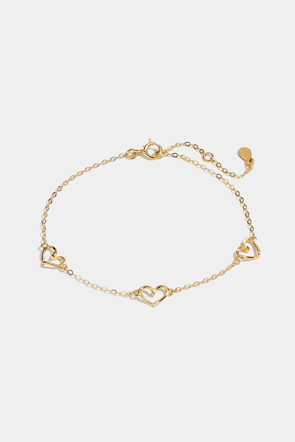 Tynt armbånd med hjerter i 18 k forgylt sølv.