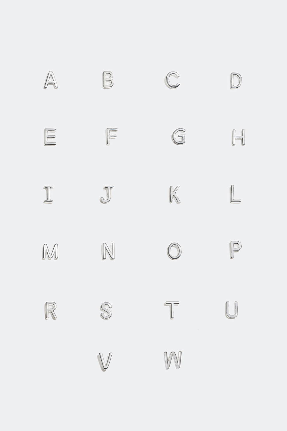 Studs i ekte sølv med bokstaver