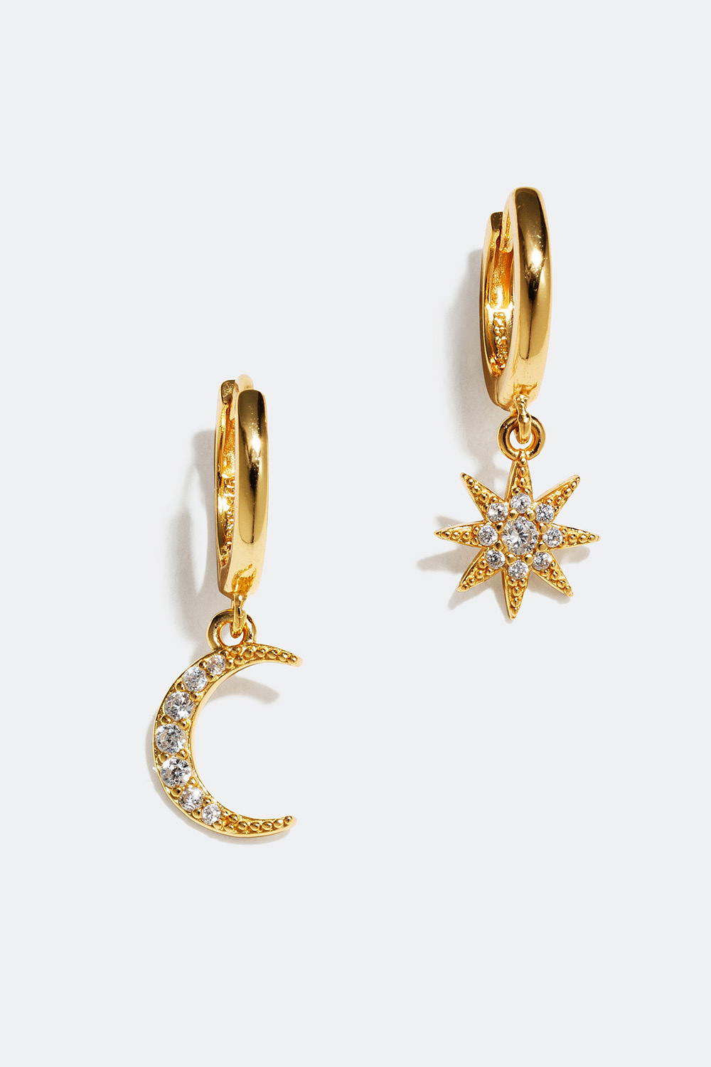 Øreringer med anheng i form av måne og stjerne, forgylt med 18K gull, 1 cm