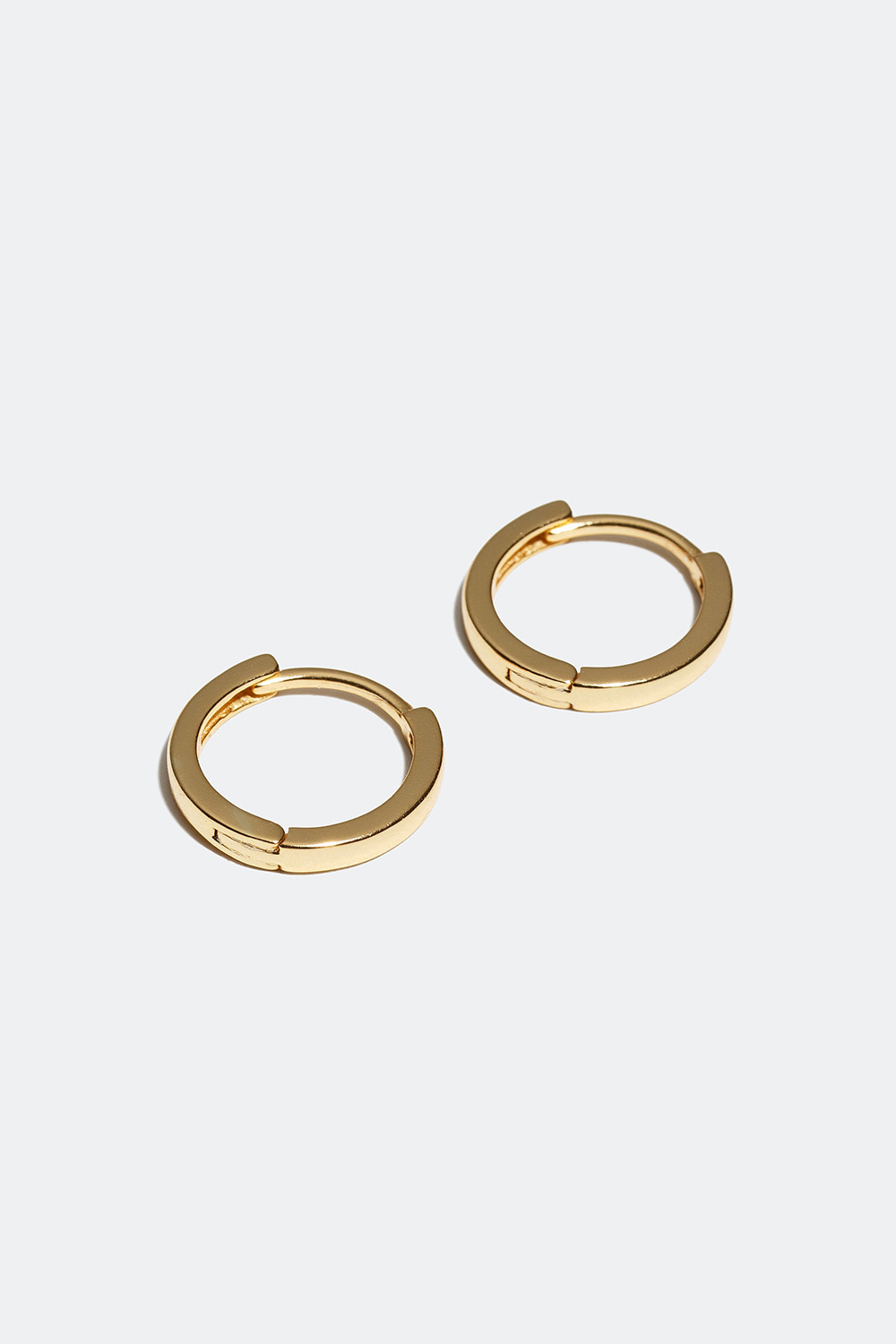 Små og flate øreringer, forgylt med 18K gull, 1 cm