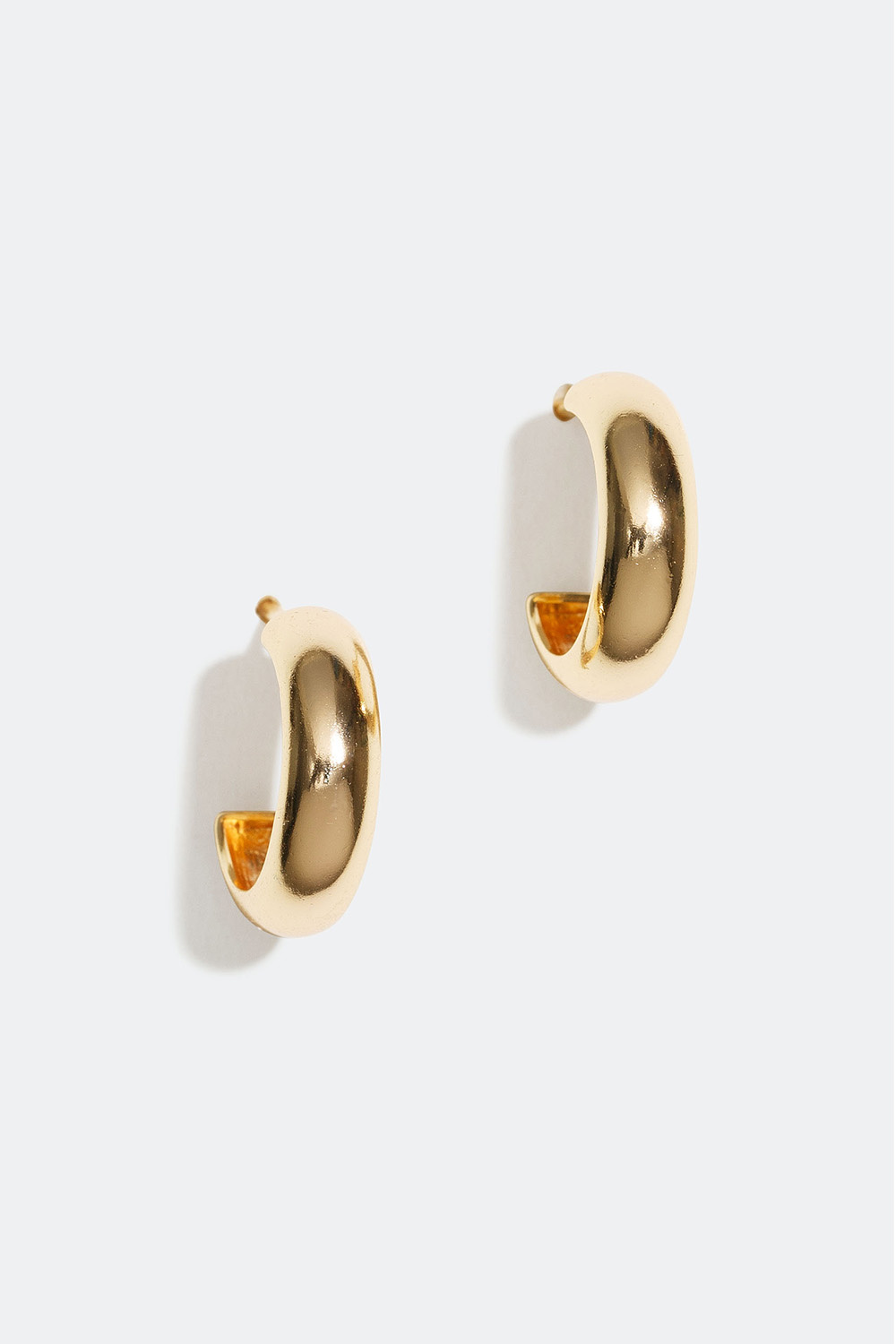 Små, brede øreringer, forgylt med 18 K gull