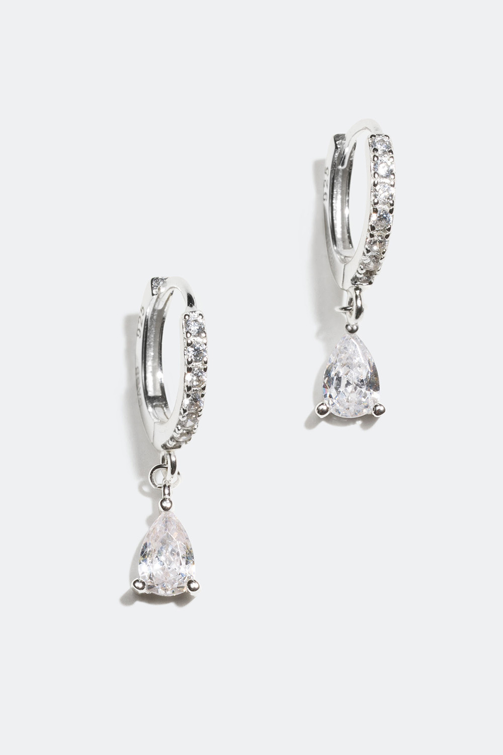 Små øreringer i ekte sølv med dråpeformede anheng