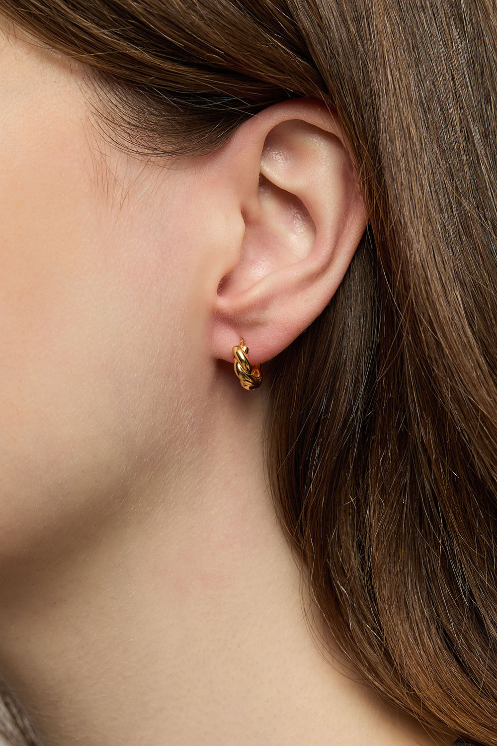 Små øredobber i 18k forgylt ekte sølv og tvunnet design