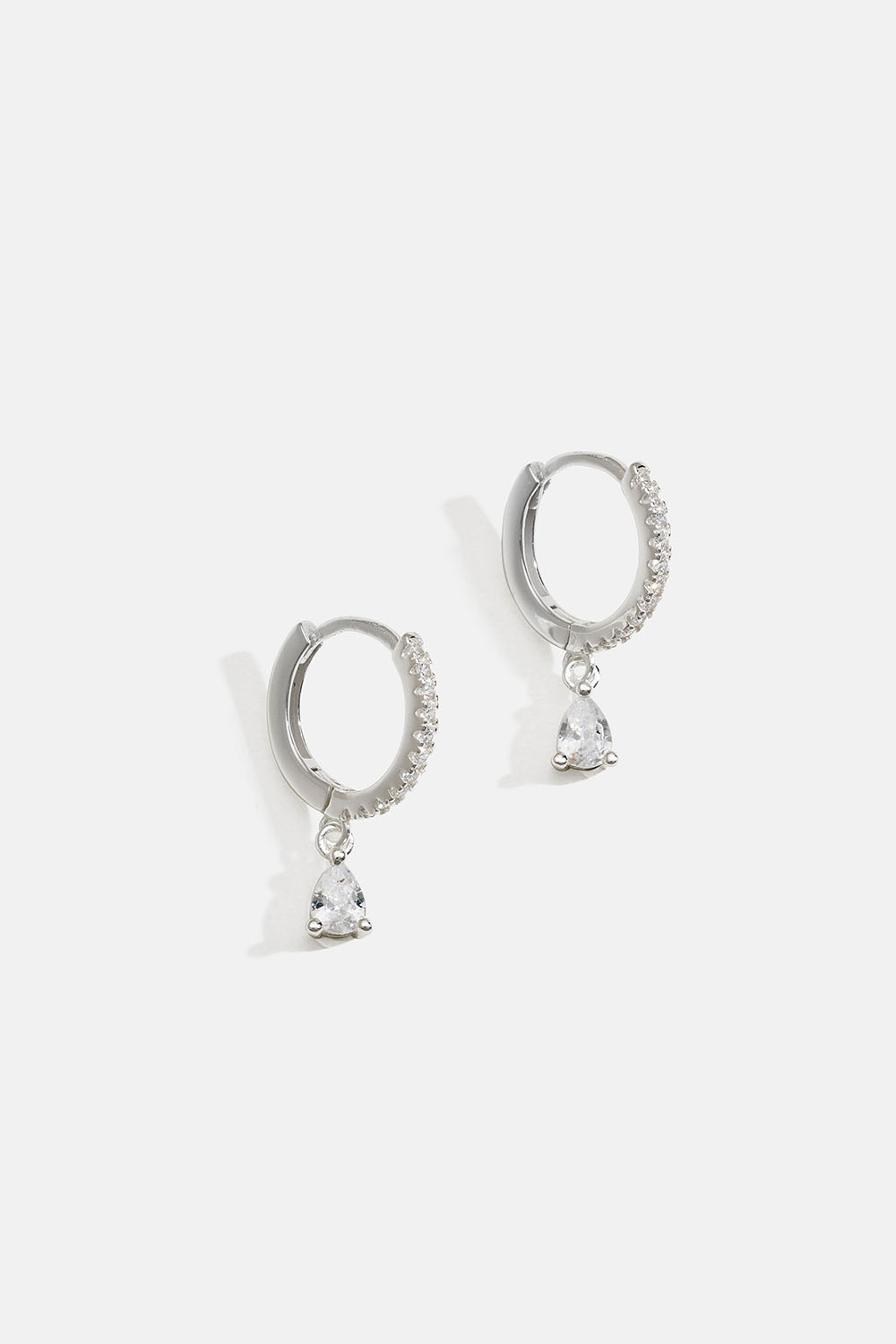 Øreringer i ekte sølv med dråpeformet zirkoniaanheng